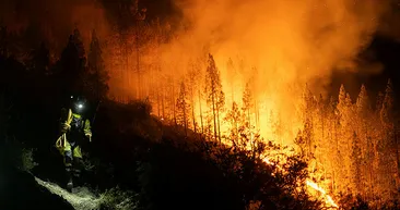 İspanya’nın Tenerife Adası kül oldu! Alev kapanı yaktı bitirdi
