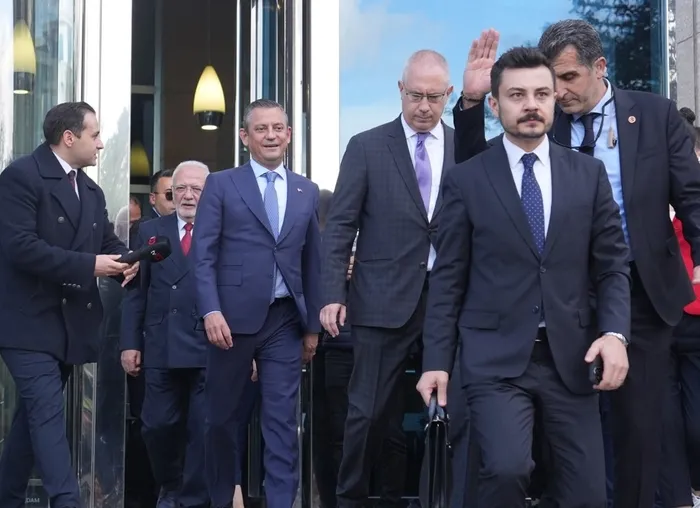 Başkan Erdoğan ile Özgür Özel arasında 1.5 saatlik anayasa zirvesi! Partilerden ilk açıklama: Görüşme olumlu havada geçti! Başkan Erdoğan’dan iade-i ziyaret | Özel kulis bilgileri A Haber’de!