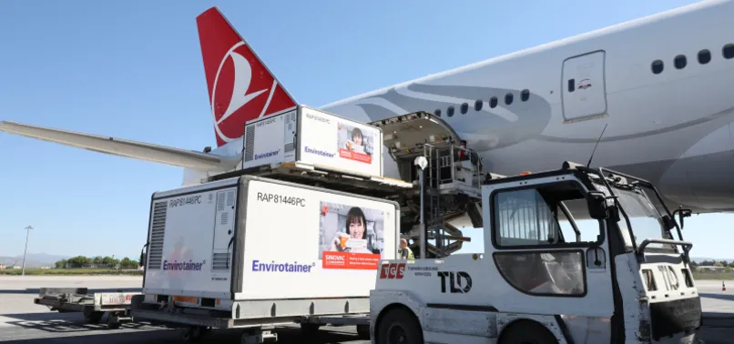 Son dakika: Sağlık Bakanlığı duyurdu! SinoVac aşısını taşıyan uçak Esenboğa Havalimanı'na indi