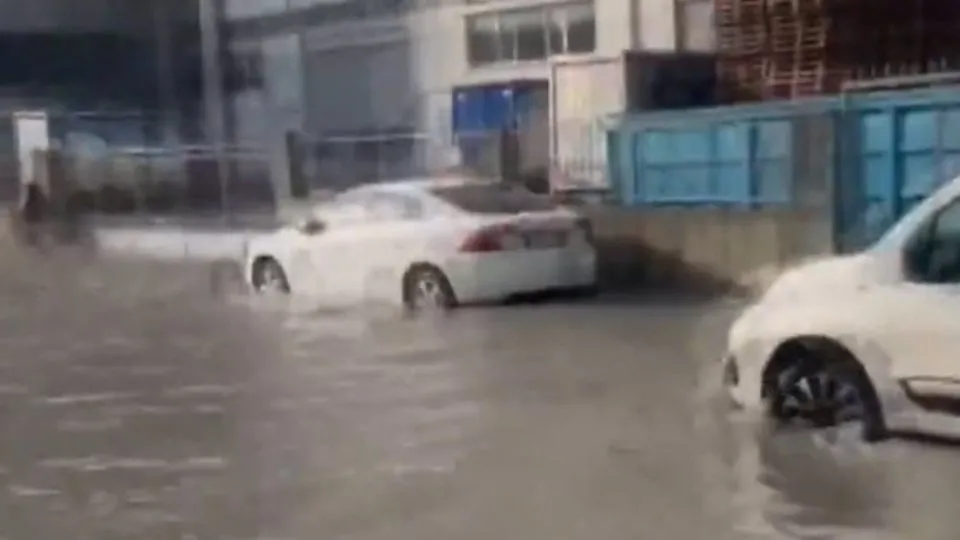 Sağanak yağmur sonrası İstanbul Esenyurt’u su bastı!