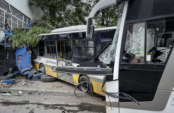 feci-kaza-bursada-servis-araci-ile-ozel-halk-otobusu-carpisti-1684128831469.jpg Feci kaza! Bursa'da servis aracı ile özel halk otobüsü çarpıştı - 4