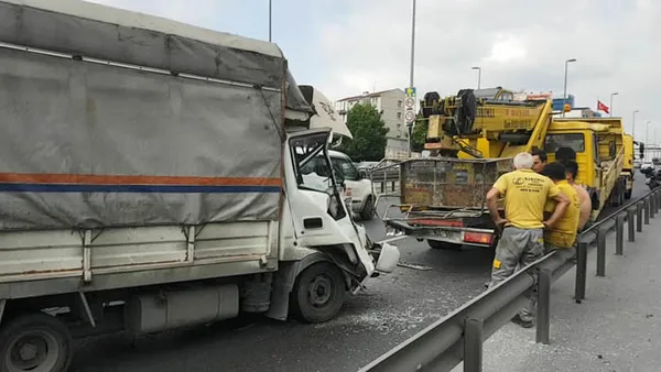 İstanbul'da D-100'de kaza! Trafik yoğunluğu yaşanıyor - 3