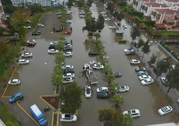 İzmir'de sokaklar göle döndü!