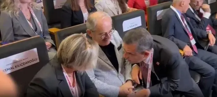 chpde-gergin-kurultay-parti-ici-muhalefeti-ayaga-kaldiran-metin-1725617872848.jpeg CHP'de gergin kurultay! Kılıçdaroğlu kavgasında yumruklar havada uçuştu - 3