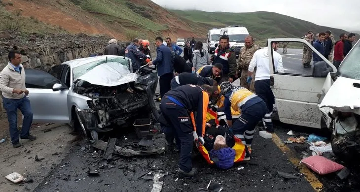 Erzurum’da iki araç kafa kafaya çarpıştı