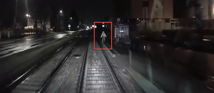 Yürekleri ağızlara getiren anlar! Genç kadın tramvayın altında kalmaktan son anda kurtuldu - 2