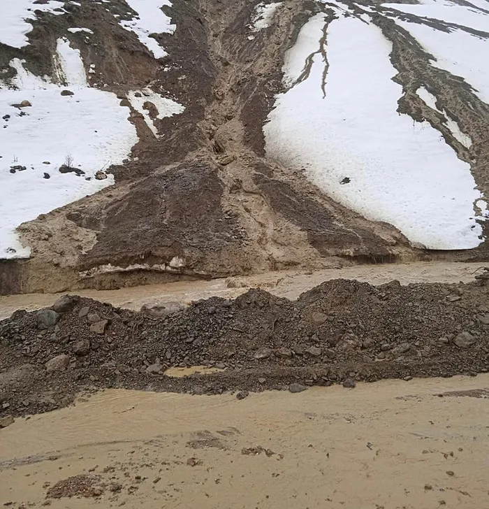 Hakkari Yüksekova'da dere taştı! Ahırları su bastı - 1