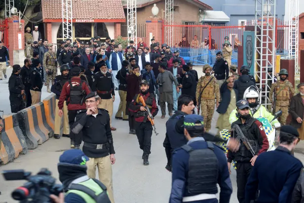 Son dakika: Pakistan’da camiye intihar saldırısı: Ölü sayısı 93’e yükseldi