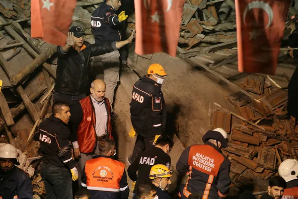 1636478244364.jpg Malatya'da çöken binadan kendi imkanlarıyla çıktı! Tavukçu ile geçen diyaloğunu anlattı! Şemsettin Bozdemir o anları A Haber'e anlattı - 4