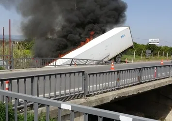 Mersin'de korkunç kaza TIR köprüden uçtu!