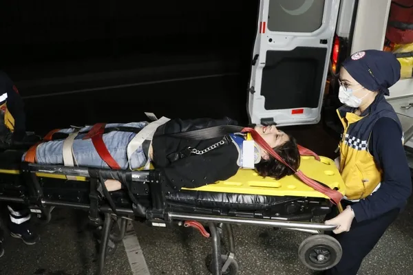 adanada-terk-edilen-genc-kiz-metrelerce-yukseklikten-alt-gecide-atladi-1637215514149.jpg Adana’da terk edilen genç kız metrelerce yükseklikten alt geçide atladı - 1