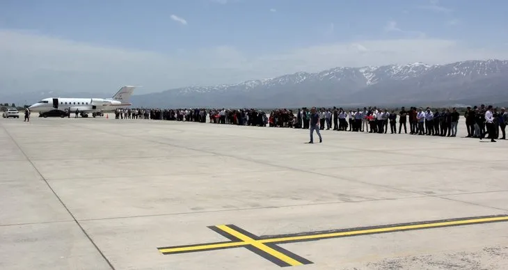 Erzincan'da Binali Yıldırım'a büyük ilgi! Yıldırım'ın yüzlerce hemşehrisiyle tokalaşması 1 saat 8 dakika sürdü 