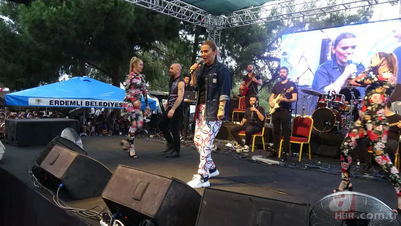 Demet Akalın pijamayla sahneye çıkmıştı! Sebebi üzdü 1