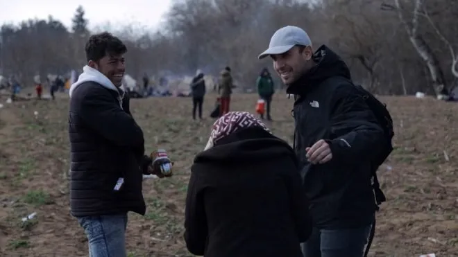 Sen Anlat Karadeniz’in Tahir’i Ulaş Tuna Astepe gönülleri fethetti! Sınırda bekleyen göçmenlere yardım dağıttı