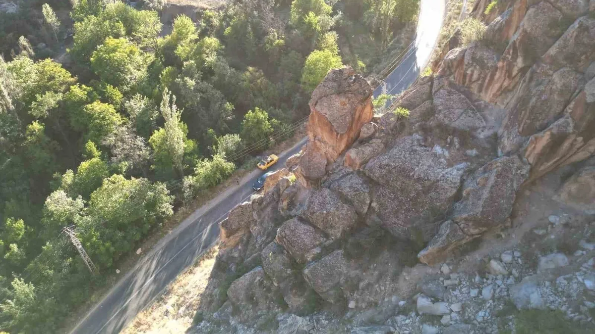 Yolun üzerindeki dev kaya korkutuyor 7 köyün yolu ve evleri tehlike altında