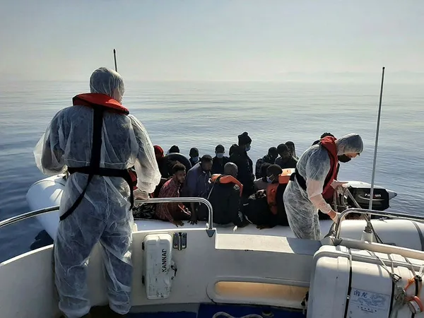 izmir-aciklarinda-turk-kara-sularina-itilen-61-siginmaci-kurtarildi-1627934297519.jpg Son dakika: İzmir açıklarında Türk kara sularına itilen 61 sığınmacı kurtarıldı - 1