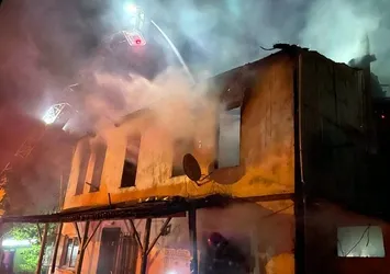 Sakarya'da yangın: Ahşap ev kül oldu