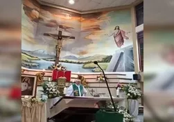 Canlı yayında ayin sırasında korkunç anlar! Rahibin üzerine dev haç düştü