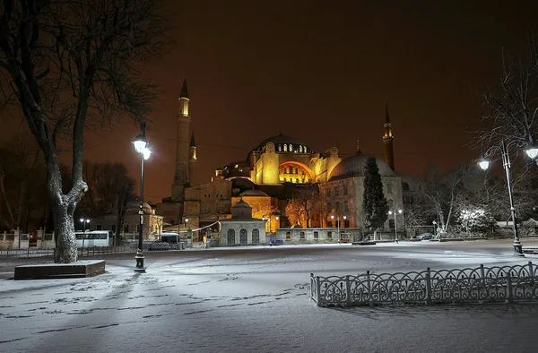 İstanbul’da kar esareti: Yollar trafiğe açıldı uçuşlar başladı! | Dakika dakika gelişmeler...