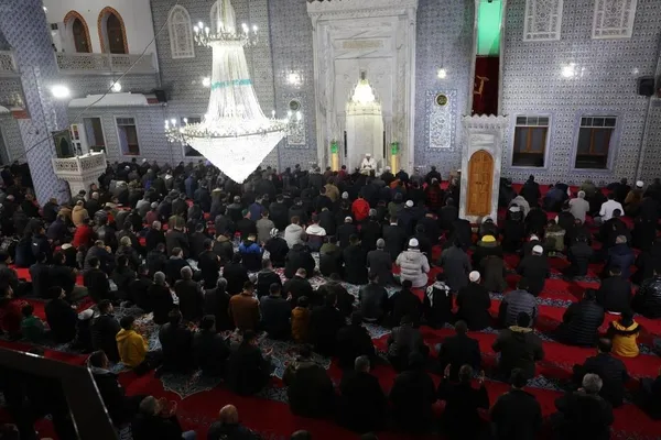 deprem-bolgesinde-mirac-kandili-dualarla-idrak-edildi-1707239663041.jpeg Deprem bölgesinde Miraç gecesi! Eller deprem şehitleri için semaya kalktı - 2