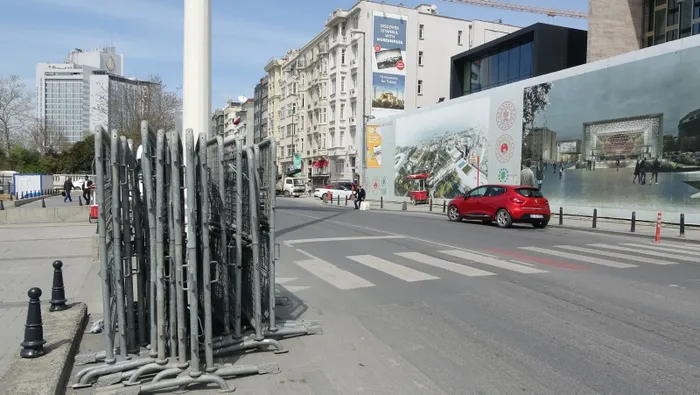 Son dakika: Taksim’de 1 Mayıs tedbirleri: Polis barikatları getirildi - 1