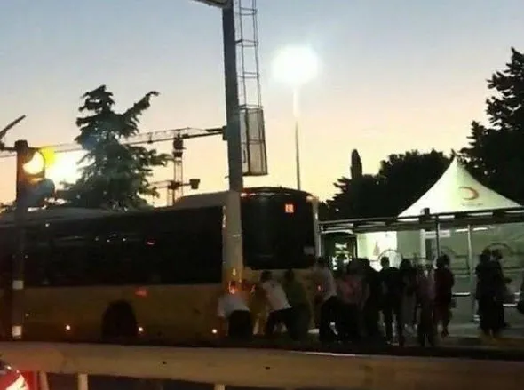 İstanbul’un bitmek bilmeyen çilesi! Metrobüs yarı yolda arıza yaptı