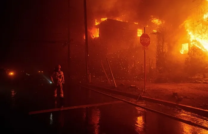 abdnin-california-eyaletinde-yangin-panigi-alevler-hollywoodu-sardi-30-bin-kisiye-tahliye-emri-1736314482355.jpg California'da yangın (AFP)