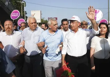 Millete değil teröre hizmet