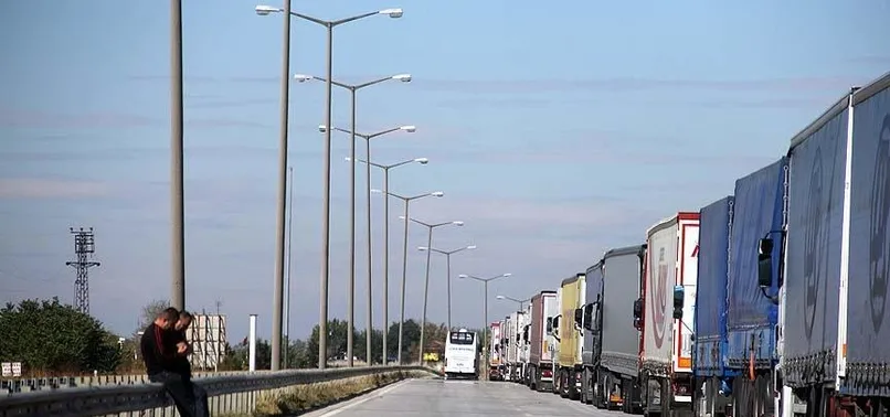 Kapıkule'de 8 kilometrelik tır kuyruğu oluştu