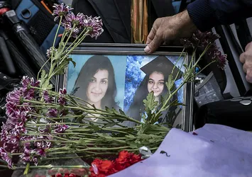 Beyoğlu şehitleri öğretmen Arzu Özsoy ve kızı Yağmur Uçar'ın isimleri okullarda yaşatılacak! Milli Eğitim Bakanı Özer'den taziye ziyareti
