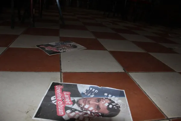 Macron’un fotoğrafına basıp çay içiyorlar