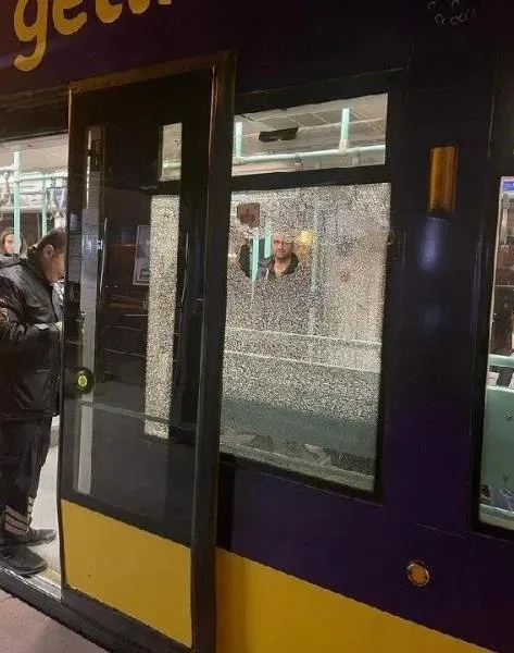 1700943645608.jpeg Zeytinburnu'nda tramvaya taşlı saldırı! T1 Kabataş-Bağcılar seferini yapan tramvay servis dışı - 1