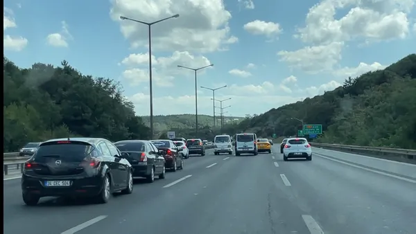 korpude-polisin-dur-ihtarina-uymayan-kamyonet-trafigi-birbirine-katti-1629107496570.jpg FSM'de polisin ‘dur’ ihtarına uymayan kamyonet TEM'i birbirine kattı! Ters yöne girdi - 2