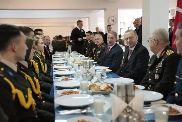 Sözcü gazetesi yazarı Emin Çölaşan'dan başörtülü teğmene skandal hakaret! - 3