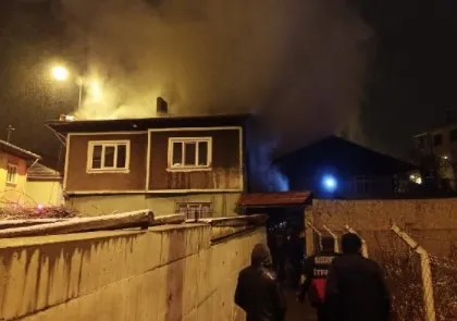 kastamonuda-binadan-alevlerin-yukseldigini-fark-eden-polisler-5-kisinin-hayatini-kurtardi-1646200706145.jpg Kastamonu’da binadan alevlerin yükseldiğini fark eden polisler 5 kişinin hayatını kurtardı