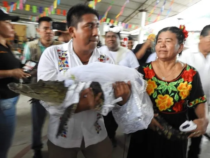 Timsaha gelinlik giydirdi! Akılalmaz olay… Belediye Başkanı timsahla evlenip dans etti
