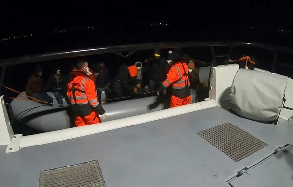 ayvalikta-kacak-gocmen-operasyonu-45-kisi-kurtarildi-1642483959199.jpg Ayvalık'ta kaçak göçmen operasyonu: 45 kişi kurtarıldı - 2
