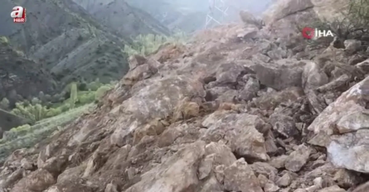 Dev kayalar yolu ulaşıma kapattı