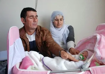 Yeni doğan bebeklerine ‘Evet’ ismini verdiler