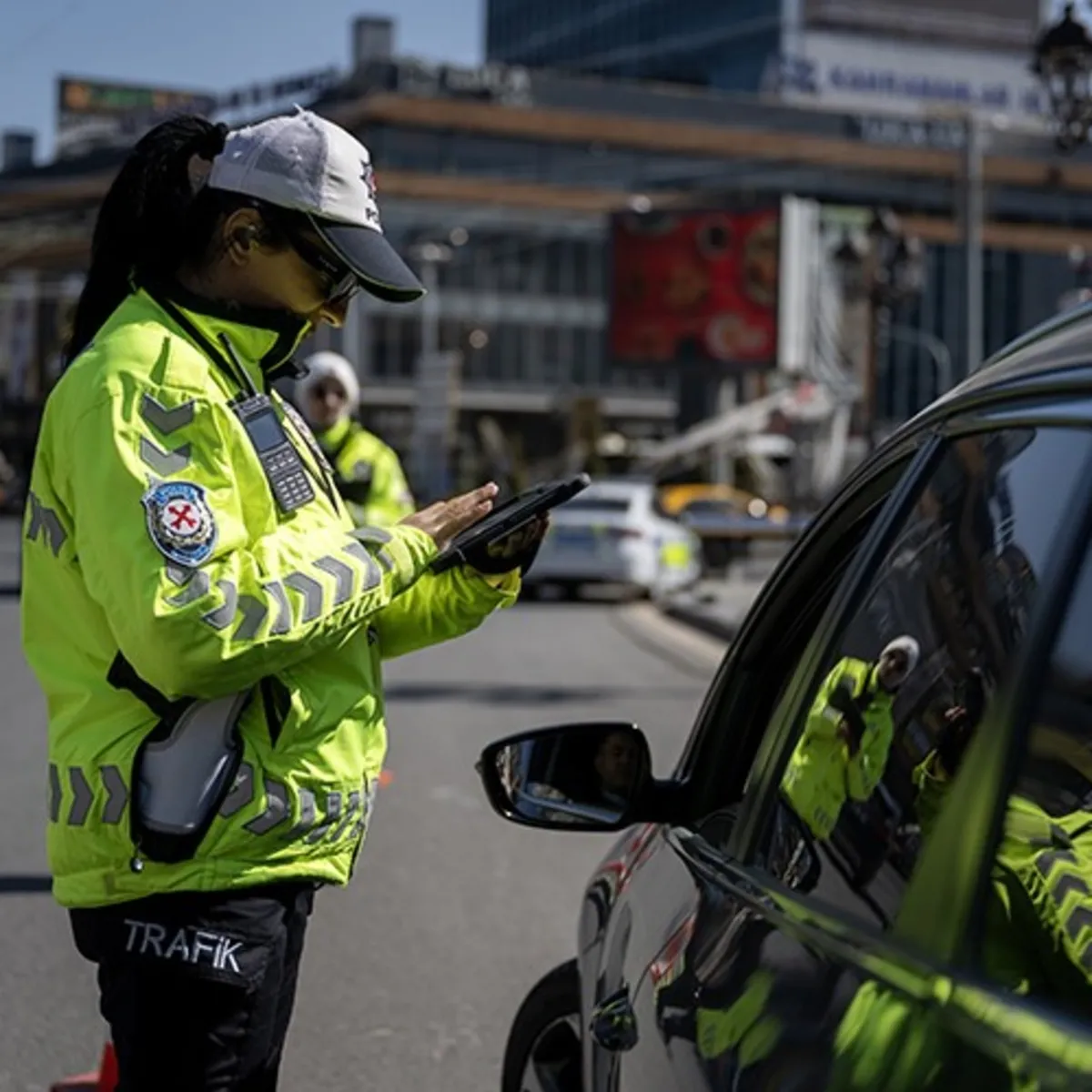 Denetim yapan kadın polise hadsiz saldırı