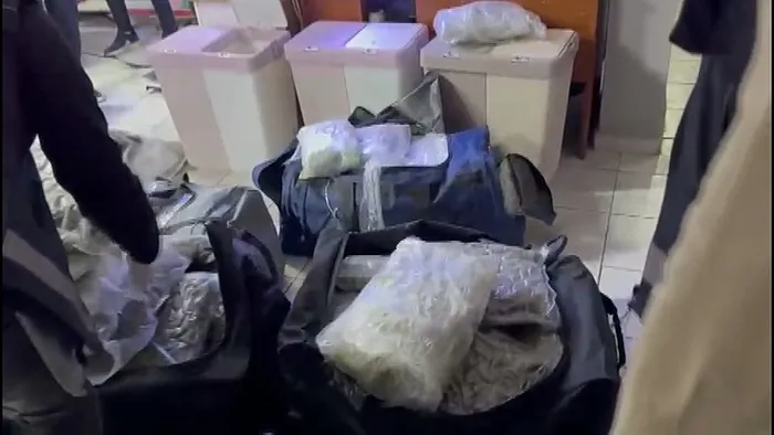 petshoptan-100-kg-uyusturucu-cikti-1745736278719.jpeg Petshoptan 100 kg uyuşturucu çıktı! - 1