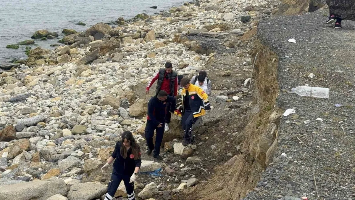 Deniz kenarında yürürken kayalıklardan düştü