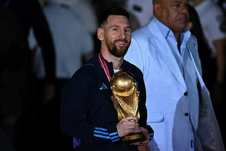 Son şampiyon Arjantin ülkesinde krallar gibi karşılandı! Meydanlar iğne atsan yere düşmez