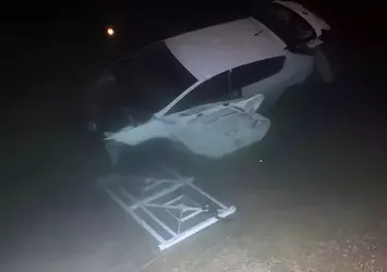 Otomobil sulama kanalına uçtu: 3 yaralı