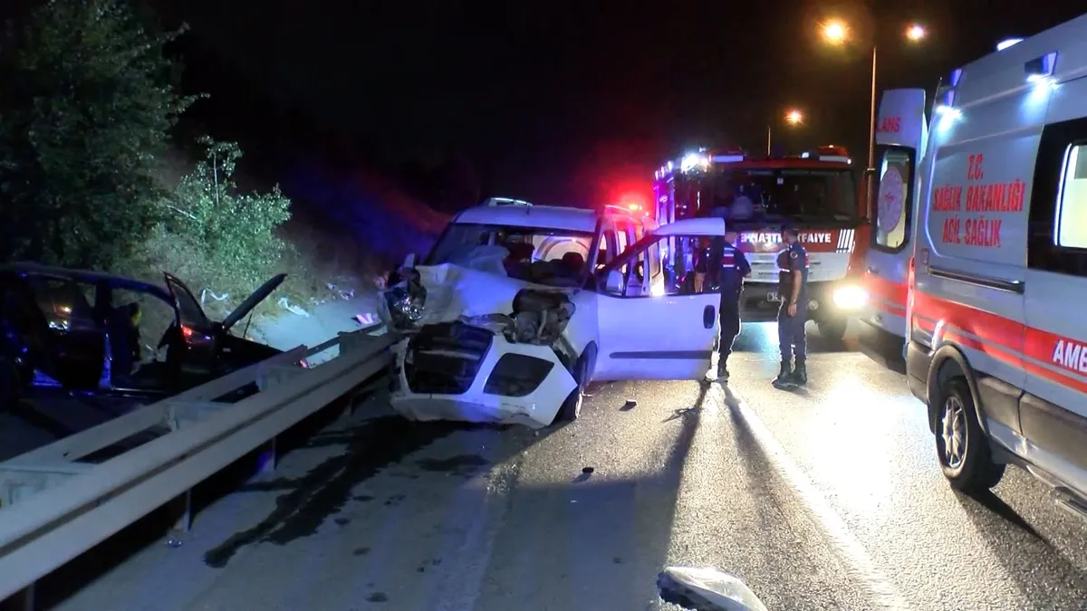 Eyüpsultan’da gece yarısı kaza: 1’i ağır 2 yaralı sürücü kaçtı