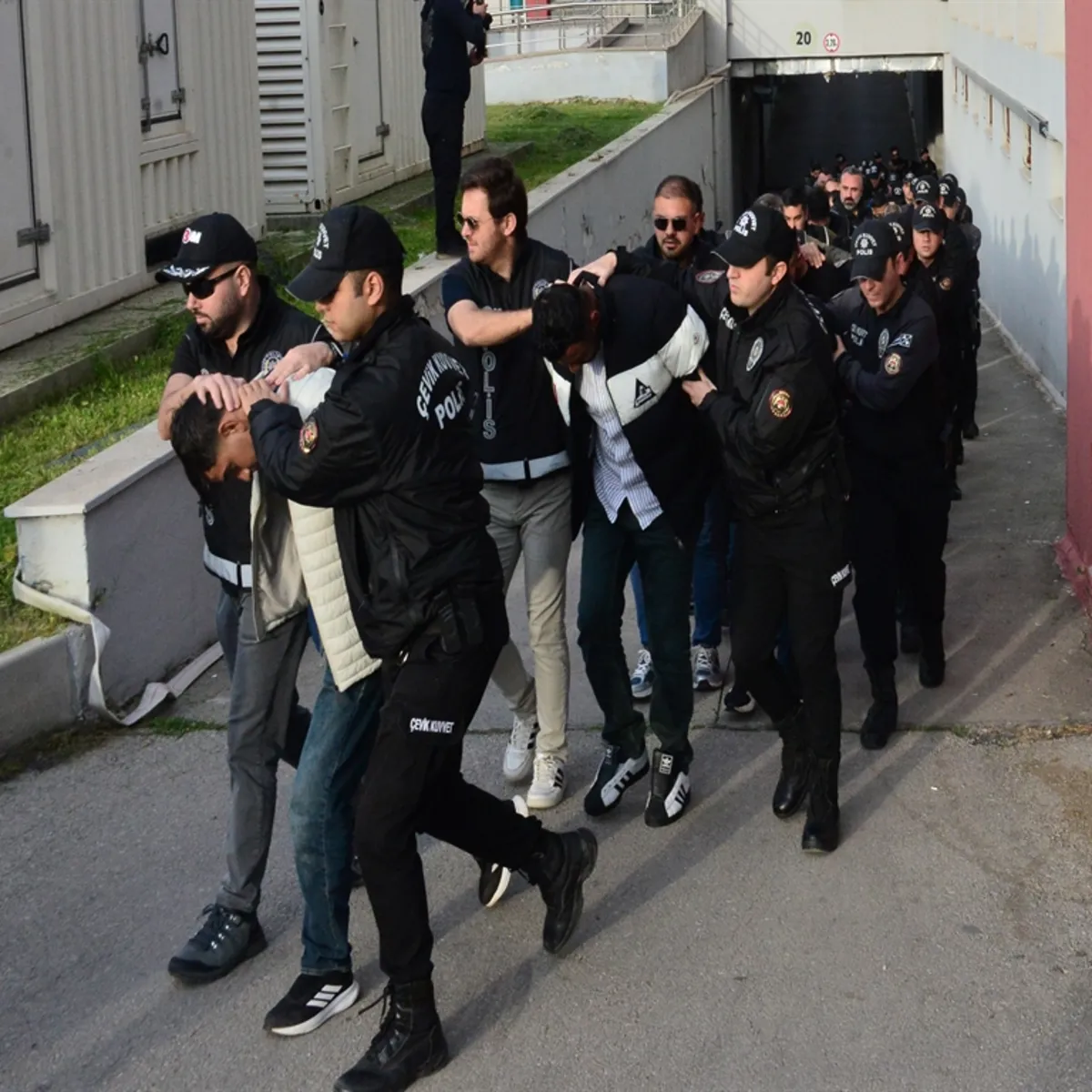 Adana merkezli 8 ilde 'Bayğaralar' suç örgütüne operasyon: 287 şüpheli adliyede