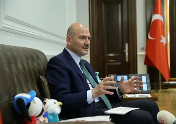 Bakan Soylu öğrencilere yardık eden görevlilere teşekkür etti