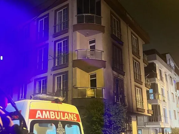 sancaktepede-4-katli-binanin-giris-kati-alev-alev-yandi-6-kisi-hastaneye-kaldirildi-1683577842535.jpg Sancaktepe'de 4 katlı binanın giriş katı alev alev yandı! 6 kişi hastaneye kaldırıldı - 1