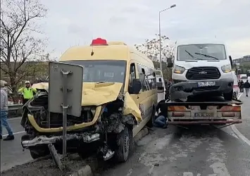 İstanbul'da zincirleme kaza! 3 araç birbirine girdi yol trafiğe kapandı
