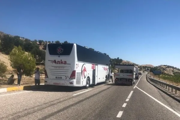 Adıyaman'da feci kaza! Yolcu otobüsü ile otomobil çarpıştı - 1